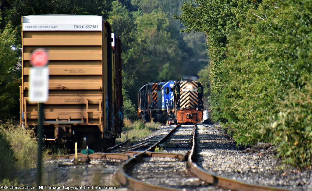 WE 105 leads the train off the Wheeling and onto the EL.